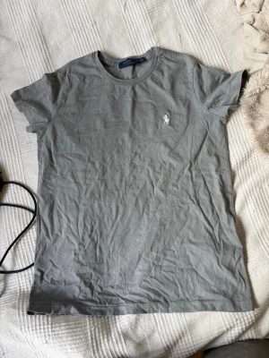 Ralph lauren t-shirt  - Inga synliga tecken på användning och ser helt ny ut. Den är grå/blå. 💗