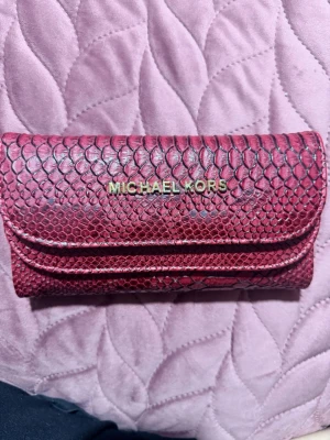Röd plånbok  - Snygg röd plånbok. Perfekt för dig som gillar statement-accessoarer.