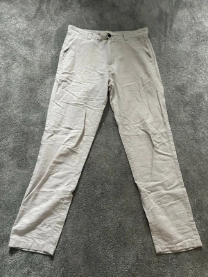Beige linnebyxor fr. Jack & Jones - Säljer beigea linnebyxor då de är för små. Storlek: 28/32 NYPRIS:499kr. Pris kan diskuteras