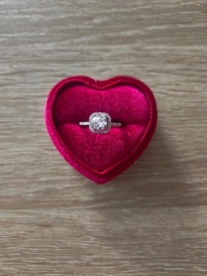 Silverfärgad ring med gnistrande sten - ring i storlek 18,1mm, silverfärgad. 