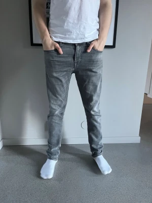 Grå pistolero tiger of Sweden  - Pistolero jeans! Nypris: 1799 kr, säljs för: 299 kr. Modellen är 183 lång och väger 75 kg. Säljes i befintligt skick. (Skick: 9/10) 31/32  