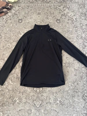 Under Armour tröja - Mängdrabatt finns! Ju fler plagg du köper, desto bättre pris kan jag ge!