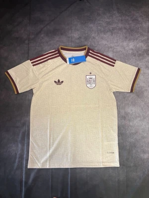 Spanien tröja  - Spanien tröja ⚽ Storlek: S 🆕 Helt ny med tag kvar Packeteras ordentligt inför leverans 📦