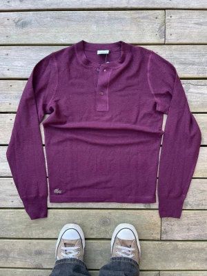 Lacoste henley - Riktigt skön Lacoste Henley i storlek S ungefär kolla gärna mått. Sitter svin bra, slim fit. Ny me tags, merinoull