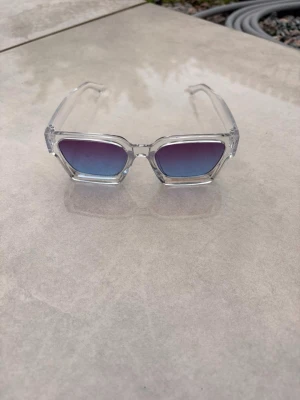 Solglasögon  - Snygga solglasögon perfekta vid häng med polarna 🕶️☀️⛱️