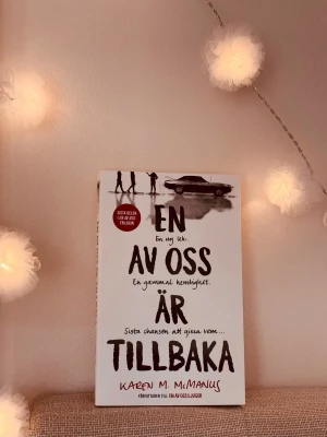 en av oss är tillbaka: karen m. mcmanus -  mycket bra bok, i fint skick💗jag erbjuder bundle rabatter så kolla in mina andra annonser också! de är bara att höra av dig vid frågor eller prisförslag🫶🏻     ‼️observera att det är sista delen i trilogin‼️