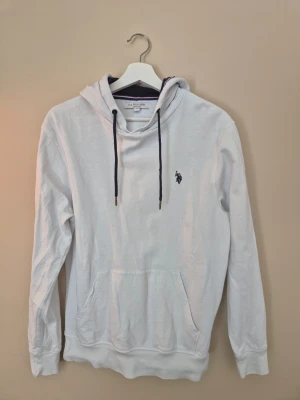 Vit hoodie från U.S. Polo Assn. - Stilren vit hoodie 
