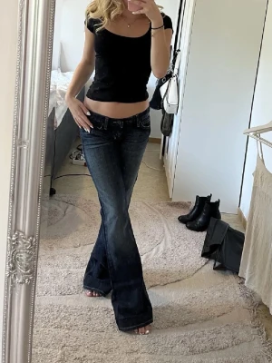 Mörkblå guess jeans! - Såljer dessa jättefina lågmidjade bootcut jeansen då de blivit lite försmå för mig… Dom är i väldigt bra skick!🩷🌸 (lånade bilder)