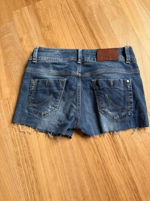 LTB jeansshorts  - Jättefina jeansshorts, tror de har varit ett par jeans innan, storlek W28 ca S, jeansshortsen är lågmidjade, priset går att diskuteras💞💞