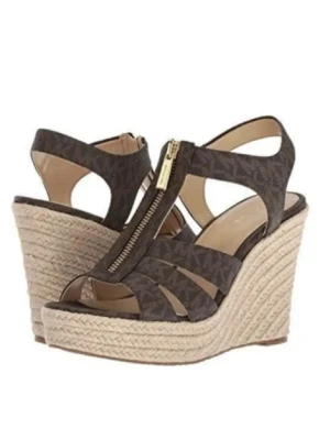 Bruna kilklackade sandaler Michael Kors - Snygga bruna sandaler från Michael Kors med kilklack🌟Inte trasiga och de är i bra skick, dock har dom använts flitigt 