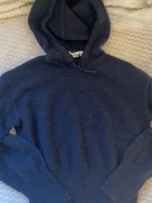 Stickat hoodie från gina - Stickat hoodie från gina Young, knappt använt men är lite knopprig 