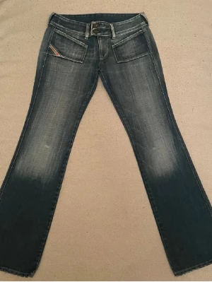 Mörkblå bootcut jeans - Mörk blå bootcut jeans köpta på pluck säljer då de är för korta för mig, 176 cm lång