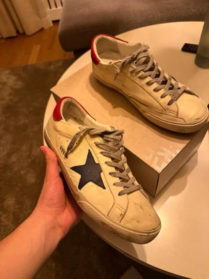 Golden goose MED FYSISKT KVITTO! - Ett par riktigt snygga golden goose skor som passar till det mesta| Storlek 43| Kvitto och allt og från NK finns| Skick 9/10| köptes för 6000 kr| Hör av er vid fler funderingar|