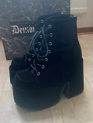 Demonia Camel-203 - pretty demonia camel 203 platform boots / heels! new and only used a few times! the shoes have been stored in the original box size: 36 original price: around 1900 SEK