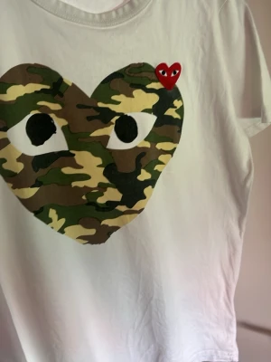 Cdg camo t shirt - Säljer denna feta t shirten. Perfekt till sommarn. Passar M och S.