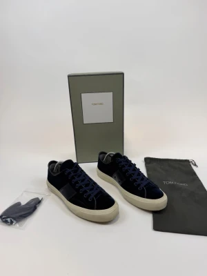 Tom Ford skor  - Hej! Säljer nu dessa snygga och eftertraktade Tom Gord Skor! Storlek 44! Ny pris= 7500 kr, säljs för 3999 kr! Allt og medföljer vid köp (box, dustbag och nya skosnören) Dessa skor är väldigt unika och väldigt svåra att få tag på