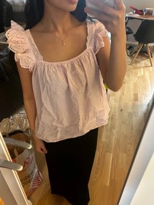Ljusrosa blus med volangärmar - Supersöt ljusrosa blus med breda volangärmar i spets, köpt på zalando från veromoda! storlek M/S