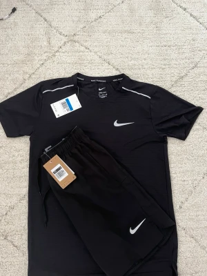 Svart Nike träningsset herr - Svart Nike Miller shorts i storlek M men kan passa  som S. Helt ny, perfekt nu för sommaren. Vid frågor är det bara att skriva!