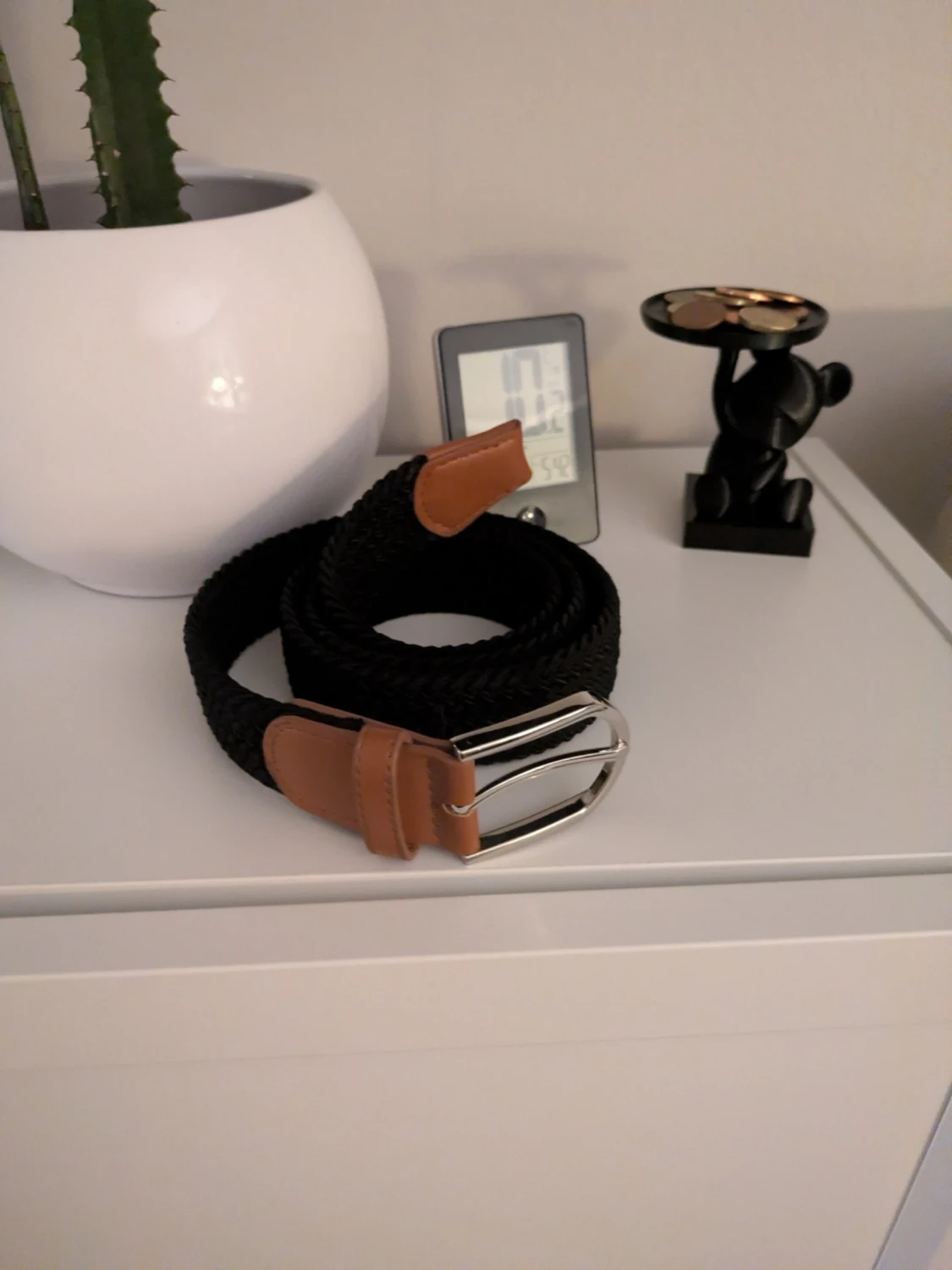Svart flätat bälte med bruna detaljer