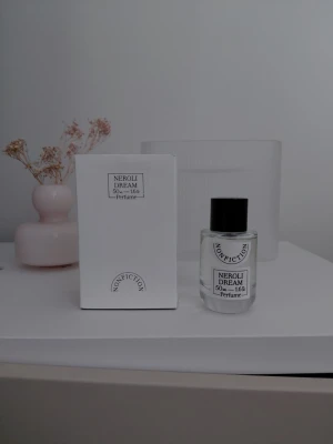 Nonfiction neroli dream  - Top: Bergamot, Neroli, Lime Middle: Orange Blossom, Muguet, Rose Base: Amber, Musk