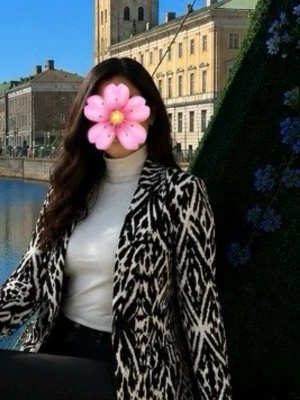 Gina Tricot öppen kavaj/cardigan – Strl 38 - Snygg svart/vit öppen kavaj från Gina Tricot med trendigt djurmönster. Tunn och följsam kvalitet som faller fint. Perfekt till jeans, byxor eller klänning.  • Gina Tricot • Strl 38 • Svart/vit • Öppen modell • Mycket fint skick/ Använd två gånger 