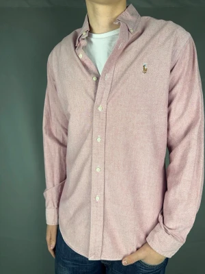 Ralph Lauren skjorta - Ralph Lauren Skjorta Märke: Polo Ralph Lauren Storlek: L Passform: Slimfit Färg: Rosa Skick: Mycket bra Beskrivning: utan defekter. Modellen på bilden: 183 cm / 75 kg