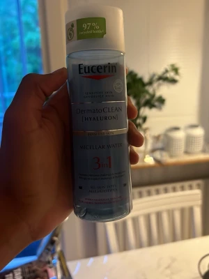 Eucerin DermatoCLEAN Micellar Water - Eucerin DermatoCLEAN [HYALURON] Micellar Water 3in1 för känslig hud. Transparent plastflaska med vit kork och grön etikett om återvunnen plast. Tar bort smink och rengör huden skonsamt med hyaluronsyra.