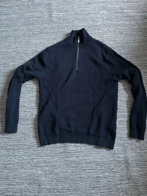 Selected Homme Half-zip - Blå Selected Homme half-zip tröja i riktigt bra skick, som ny och knappt använd. 