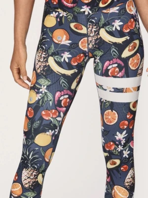 Stronger tights - Träningstights med frukter på i storlek XS från Stronger. Fint skick, köpta för många år sedan och inte använda på ett par år. Det enda lilla slitaget är att texten ”stronger” uppe till höger på framsidan är lite sliten, samt att mitt namn står på lappen på insidan 🫶