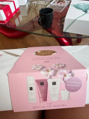 Rituals gåvosett - Perfekt present till studenten! Är helt oanvänd och det är min personliga favorit doft sakura! Innehåller shower gel, body scrub och body cream.