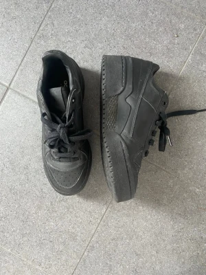 Adidas originals - Adidas Originals Sneakers women's shoes Storlek: 38 EU Färg: Black. Finns att hämta i centrala Uppsala.