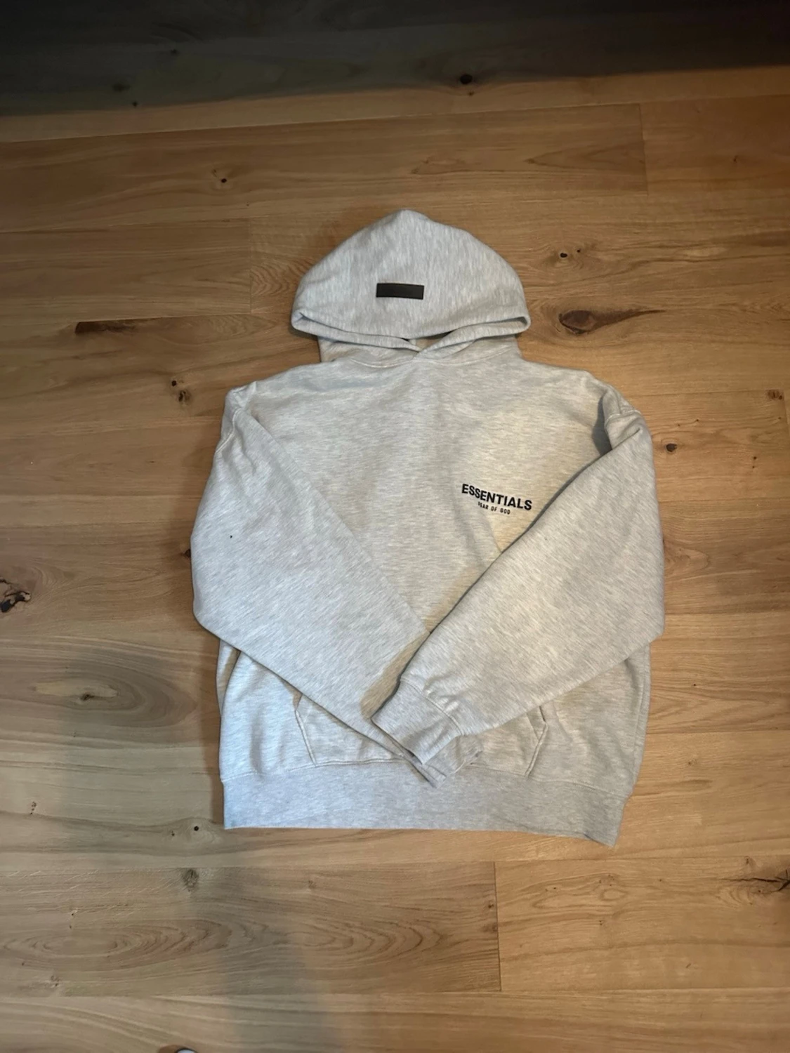 Grå essentials hoodie