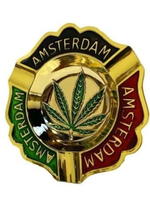 Amsterdam guldfärgad askfat med cannabisblad - 2st souveniraskfat i metall köpte från Amsterdam.  Material: Metall, ofta mässingsfärgad med emaljerade detaljer.  Design: Rund form med texten "Amsterdam" och ett cannabisblad i mitten. Perfekt accessoar för dig som gillar unika och färgstarka detaljer.