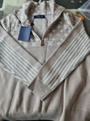 Quarter zip  - Helt ny och oanvänd, beige u storlek L 