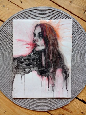 Abstrakt porträttmålning i akvarell - Unik handmålad tavla i akvarell med abstrakt motiv av en person med långt mörkt hår. Färgerna går i svart, brunt och rött med rinnande effekter och konstnärliga detaljer. Perfekt för dig som gillar modern konst och vill ha något annorlunda på väggen.