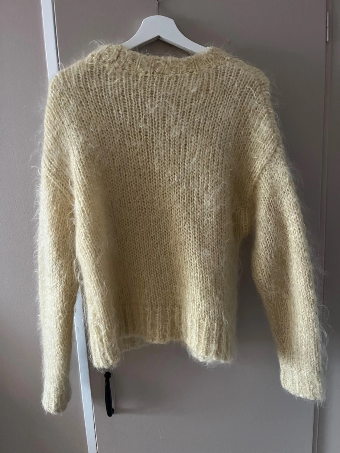 Gul fluffig stickad tröja - 1