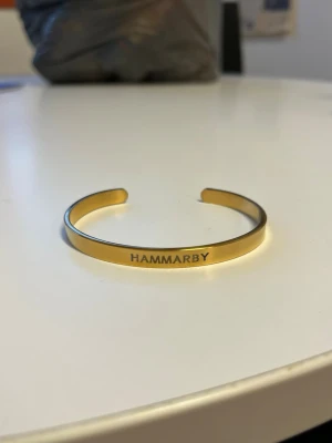 Guldigt armband Hammarby gravyr - Vi har ett Uf företag som ska sälja slut på våra varor. Nu säljer vi ut våraråstfria armband i guld eller silver. De finns i lagen Hammarby, AIK & Djurgården. På mitt konto finns de andra typerna av armband. Ställ gärna frågor om mått med mera.🥰