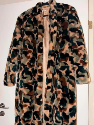 Fuskpälsjacka från By Malene Birger - En heeelt otrolig modell! Tyvärr alltid bara hängt i garderoben. Nypris ca 8500 kr<3