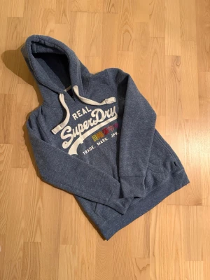 Superdry hoodie - En riktigt fet superdry hoodie som är lite mer unik i storlek S. Den har inga skavanker allts och är i toppskick, vid frågor om bilder eller liknande är det bara att fråga😃💛