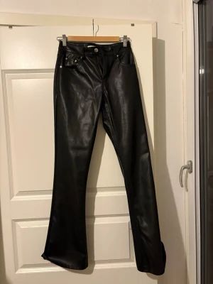 Skinnbyxor - En par jättefina skinnbyxor i medelhög midja. Använda ett fåtal gånger. 