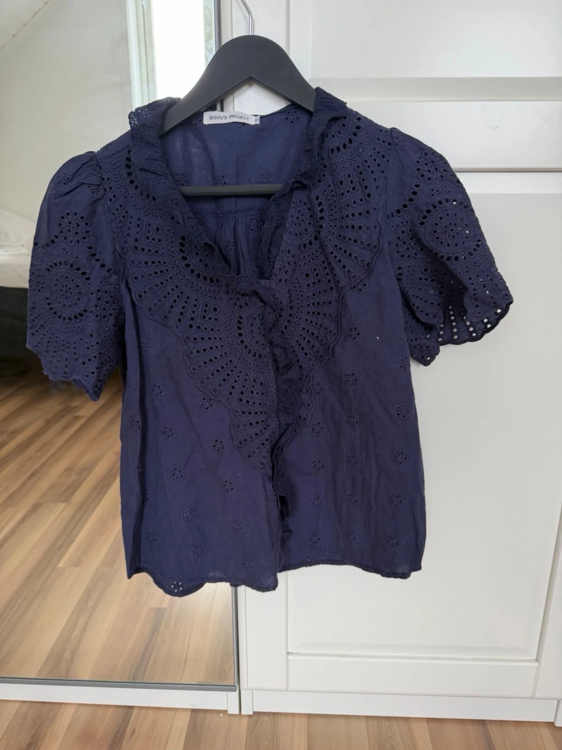 Mörkblå broderad blus med volang