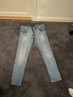 Ljusblå jeans från Replay - Nu är det dags att sälja mina replay jeans!  Det är ett par anbass i storlek 34/32, alltså 34 i midjan och 32 i längd. Jeansen är använda max 10 gånger, vilket gör att dem är i nyskick. Dom är köpta på jeansfabriken i Linköping.  Hör jättegärna av dig om du har frågor!