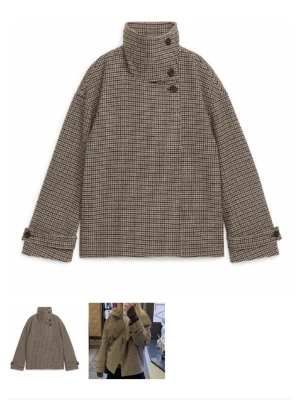 Arket kappa - Snygg rutig rock i bruna och beige toner med hög krage och dubbla knappar framtill. Oversized passform och justerbara spännen vid ärmsluten ger en cool och modern look. Perfekt för dig som gillar klassiska mönster med en twist. Materialet ser ut att vara ullblandning.. jättesnygg men har några hål på insidan som inte syns , och ett hål i en av fickorna men somsagt inget som syns. Pris kan diskuteras 
