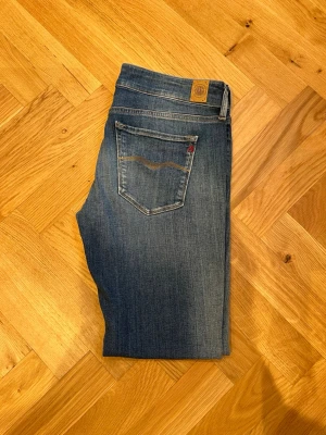 Replay jeans W30 - REPLAY JEANS        INGA DEFEKTER PRECIS SOM NYA!     Storlek:W30 L30    Passform: slim fit  PASSAR PERFEKT OM MAN ÄR 178-185cm lång!        Nypris:Ca 1700kr       Skick:9/10 mycket bra skick👍   Innerbensmått:73cm Midja:39cmLängd:96cm BÄTTRE PRIS VID SNABB AFFÄR!💵   KONTAKTA MIG VID MINSTA FUNDERING!🤔 