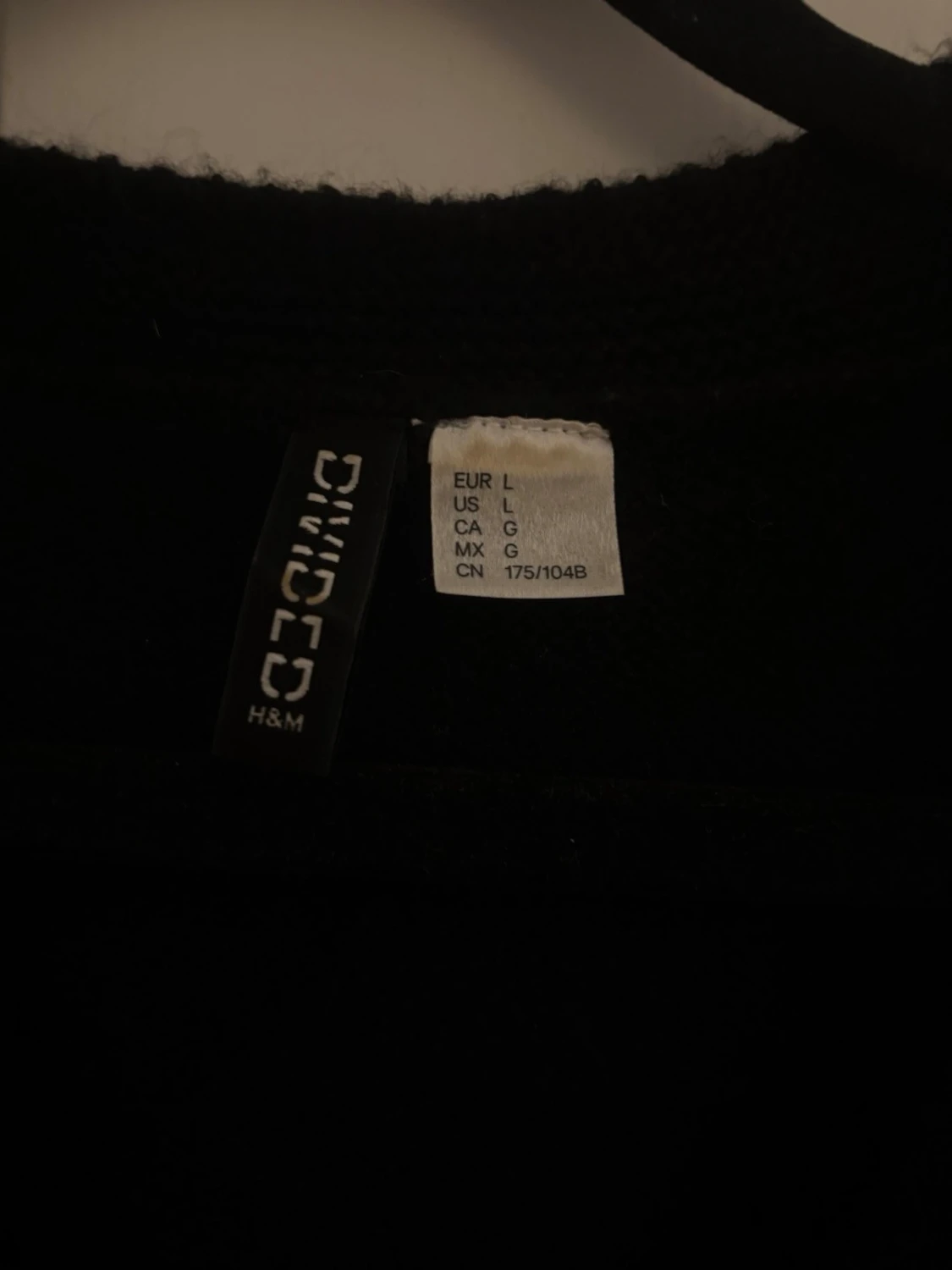 Svart kofta med guldfärgade knappar - 2