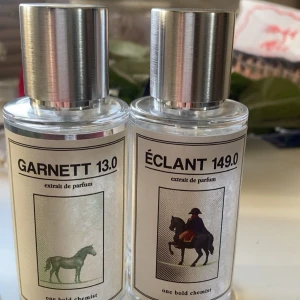 Parfymduo från One Bold Chemist - Två stilrena parfymflaskor, Garnett 13.0 och Éclant 149.0, från One Bold Chemist. Flaskorna är genomskinliga med silverfärgade lock och har unika etiketter med hästmotiv. Perfekt för dig som gillar exklusiva och unika dofter.