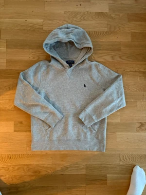 Ralph Lauren hoodie - Ralph Lauren hoodie i bra skick. Storlek 14-16.