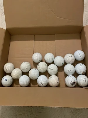Låda med vita golfbollar Titleist - En låda med flera vita golfbollar från Titleist. Bollarna har klassisk rund form och är tillverkade i slitstarkt material. Perfekt för dig som vill köra med de bästa golfbollarna. Hör av er om ni vill köpa ett par specifikt antal