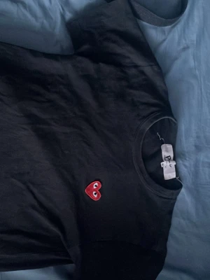 Comme des garcons t-shirt - Säljer nu denna feta svarta tshirt ifrån comme des garçons strl S passar som XS inga defekter nyskick i princip