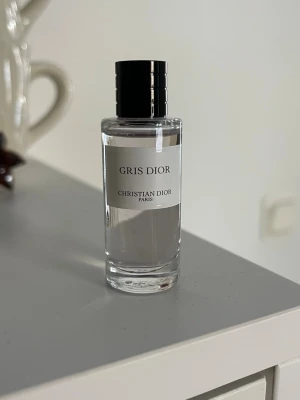 Gris Dior parfym 7,5 ml - Säljer denna parfym från dior. Flaskan rymmer 7,5 ml.💗